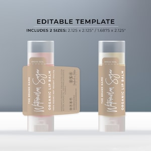 Könnte beinhalten: Zwei transparente Röhrchen mit Bio-Lippenbalsam aus Wassermelonen-Zucker mit braunen Etiketten. Die Etiketten tragen den Text "THE BRAND NAME Watermelon Sugar ORGANIC LIP BALM" und enthalten die Zutaten und das Nettogewicht. Die Etiketten sind so konzipiert, dass sie bearbeitet werden können. Der Text "INCLUDES 2 SIZES: 2.125 x 2.125" / 1.6875 x 2.125" und "EDITABLE TEMPLATE" befindet sich oben im Bild.