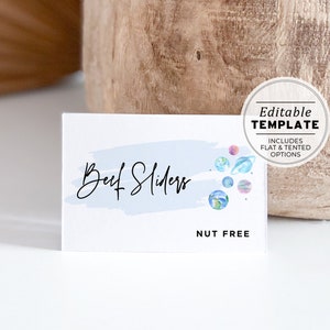 Peut inclure: Modèle de label alimentaire éditable avec un fond aquarelle bleu et des planètes. Le texte dit "Beef Sliders" et "Sans Noix".