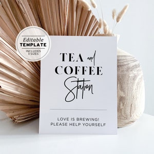以下が含まれることがあります： 「TEA and COFFEE Station」と「LOVE IS BREWING! PLEASE HELP YOURSELF」と書かれた黒い文字の白い看板です。