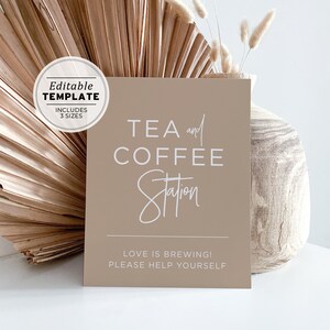 Op de afbeelding: Een bruin bord met witte tekst dat "TEA and COFFEE Station" en "LOVE IS BREWING! PLEASE HELP YOURSELF" zegt.