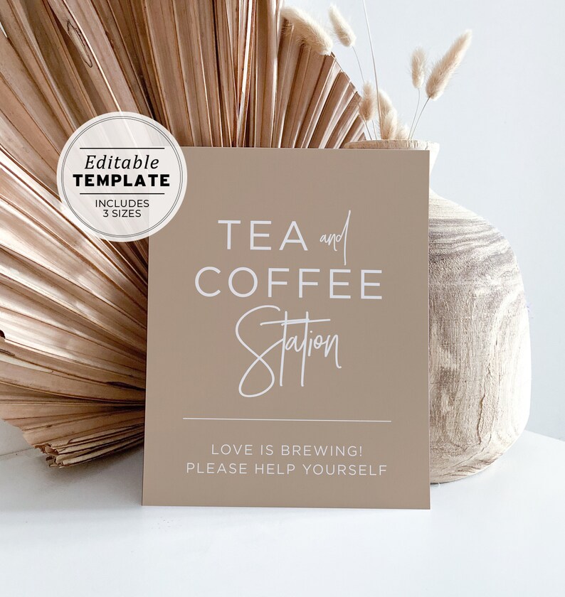 Op de afbeelding: Een bruin bord met witte tekst dat "TEA and COFFEE Station" en "LOVE IS BREWING! PLEASE HELP YOURSELF" zegt.