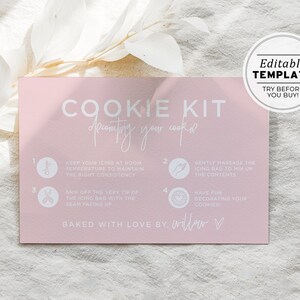 Puede incluir: Un kit de decoración de galletas imprimible rosa con instrucciones para decorar galletas. Las instrucciones incluyen: Mantenga su glaseado a temperatura ambiente, masajee suavemente la bolsa de glaseado, corte la punta de la bolsa de glaseado y diviértase decorando sus galletas. El texto "Baked with love by, Willow" está en la parte inferior de la tarjeta.