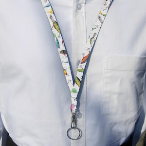 Anglerband, Angelköder auf Weiß, Sieger-Turnier-Geschenk, Handy-Handgelenkarmband, Sportfischer-Schlüsselanhänger, Angler-Schlüsselanhänger, Bootfahren