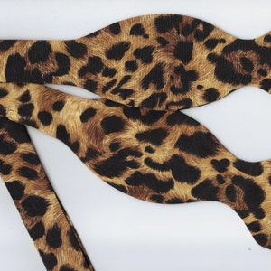 Vlinderdas met luipaardprint, bruine vlekken luipaardgebruinde kleur, gestrikt of voorgestrikt, wilde dieren, grote kat, safarivlinderdas, vlinderdassen voor heren, vlinderdas jongens