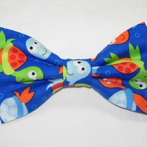Sea Turtles Bow Tie, Baby Sea Turtles on Blue, Pre-tied Bow tie, Bow ties for Men, Boys bow tie, Girl&#39;s Hair Bow, Gift for Teacher