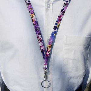 Cordón de pensamientos morados, pensamientos morados y lavanda, llavero con flores, muñequera para teléfono móvil, llavero morado, cordón moderno, regalo para el día de la madre