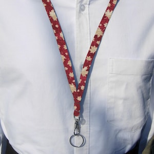 Ahornblatt Schlüsselanhänger, Ahornblätter auf Dunkelrot, Kanadisches Schlüsselband, Handy Armband, Herbstlaub Schlüsselanhänger, Trendy Lanyard, Canada Day Geschenk