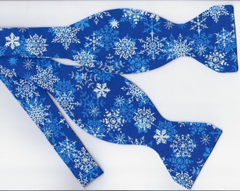 Weihnachtsfliege, Weiße Schneeflocken auf Blau, zum Selbstbinden & Vorgebunden, Weihnachtsfeier, Fliegen für Männer, Jungenfliege, Mädchenhaarschleife