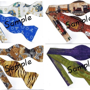 Può includere: Quattro papillon diversi con vari motivi. Il primo papillon è blu con stelle bianche, il secondo è marrone con un treno e binari ferroviari, il terzo è arancione e nero con una stampa di tigre, e il quarto è viola e verde con un motivo a foglie. Ogni papillon ha la scritta "Sample" stampata.