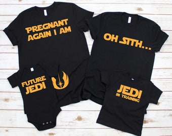 Puede incluir: Cuatro camisetas negras y un body con texto naranja. Las camisetas dicen "PREGNANT AGAIN I AM", "OH SITH..." y "JEDI IN TRAINING". El body dice "FUTURE JEDI" con un logo de Star Wars.