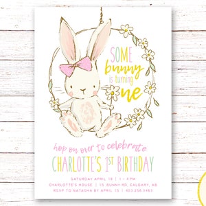 Op de afbeelding: Een roze en wit konijn met een roze strik zit op een schommel gemaakt van een bloemenkrans. De tekst "SOME bunny is turning one" is geschreven in gouden letters. De uitnodiging is voor een eerste verjaardag.