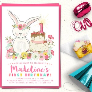 K&ouml;nnte beinhalten: Eine rosafarbene und wei&szlig;e Geburtstagseinladung mit einem Hasen, der eine Blumenkrone tr&auml;gt und einen Kuchen mit einer brennenden Kerze h&auml;lt. Der Text auf der Einladung lautet "Hop on over to celebrate... Madeline's First Birthday! Saturday April 28 | 1-4 PM Madeline's House | 154 Bunny Way, Calgary, AB RSVP to Natasha by April 15 | 403.256.3463"