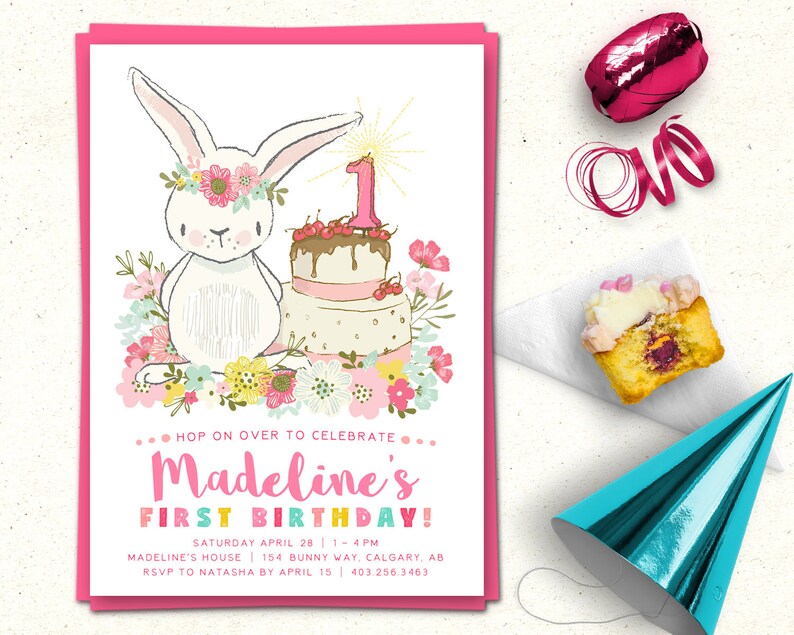 K&ouml;nnte beinhalten: Eine rosafarbene und wei&szlig;e Geburtstagseinladung mit einem Hasen, der eine Blumenkrone tr&auml;gt und einen Kuchen mit einer brennenden Kerze h&auml;lt. Der Text auf der Einladung lautet "Hop on over to celebrate... Madeline's First Birthday! Saturday April 28 | 1-4 PM Madeline's House | 154 Bunny Way, Calgary, AB RSVP to Natasha by April 15 | 403.256.3463"