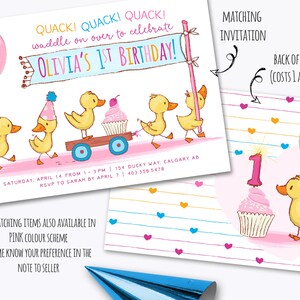 Może przedstawiać: R&oacute;żowe i niebieskie zaproszenie na pierwsze urodziny z motywem kresk&oacute;wkowej kaczki. Zaproszenie zawiera baner z napisem "Quack! Quack! Quack! Waddle on over to celebrate Olivia's 1st Birthday!" oraz szereg kaczek ciągnących w&oacute;z z babeczką. Tył zaproszenia przedstawia kaczkę trzymającą balon i babeczkę ze świeczką.
