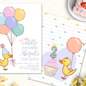Pu&ograve; includere: Un piccolo anatroccolo giallo che tiene palloncini con un cappello da festa in testa. I palloncini sono rosa, gialli, azzurri e verdi. Il testo sull'invito dice "waddle on over to celebrate Abigail's Second Birthday!"