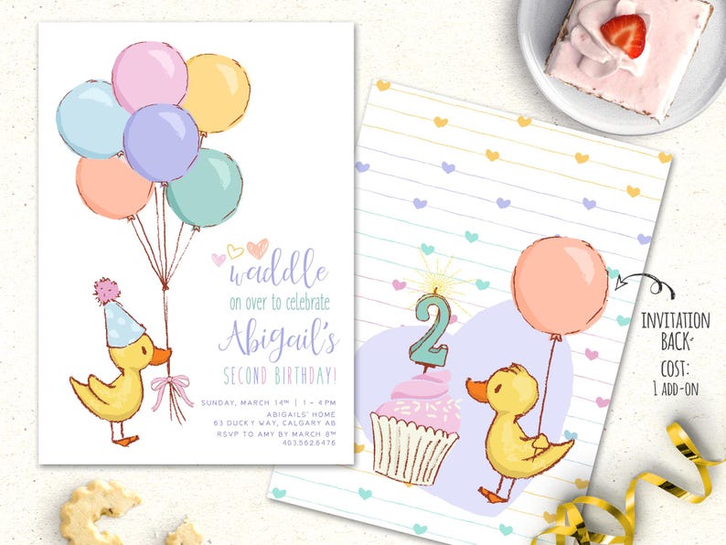 Pu&ograve; includere: Un piccolo anatroccolo giallo che tiene palloncini con un cappello da festa in testa. I palloncini sono rosa, gialli, azzurri e verdi. Il testo sull'invito dice "waddle on over to celebrate Abigail's Second Birthday!"