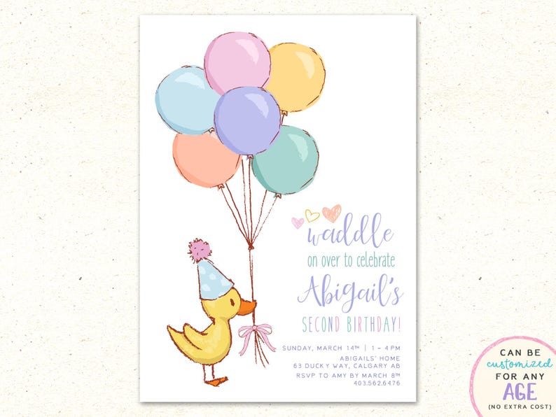 Pu&ograve; includere: Un invito stampabile per una festa di secondo compleanno con un simpatico papero dei cartoni animati che tiene dei palloncini. L'invito &egrave; decorato con palloncini e cuori color pastello. Il testo dell'invito recita "waddle on over to celebrate Abigail's second birthday!" e include la data, l'ora, il luogo e le informazioni RSVP.