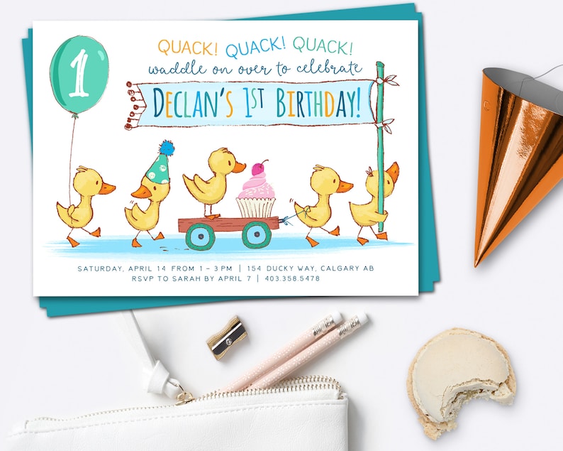 Może przedstawiać: Niebieskie i białe zaproszenie na urodziny z kresk&oacute;wkową ilustracją kaczek ciągnących w&oacute;z z babeczką. Tekst brzmi "Quack! Quack! Quack! Waddle on over to celebrate Declan's 1st Birthday!"  Sobota, 14 kwietnia od 13:00 do 15:00 | 154 Ducky Way, Calgary AB | RSVP do Sarah do 7 kwietnia | 403.358.5478