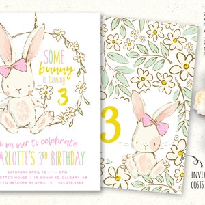 Op de afbeelding: Een printbare uitnodiging voor een 3e verjaardag met een schattig konijn met een roze strik. De uitnodiging heeft een bloemige achtergrond en de tekst "Some bunny is turning 3" en "Hop on over to celebrate Charlotte's 3rd Birthday".