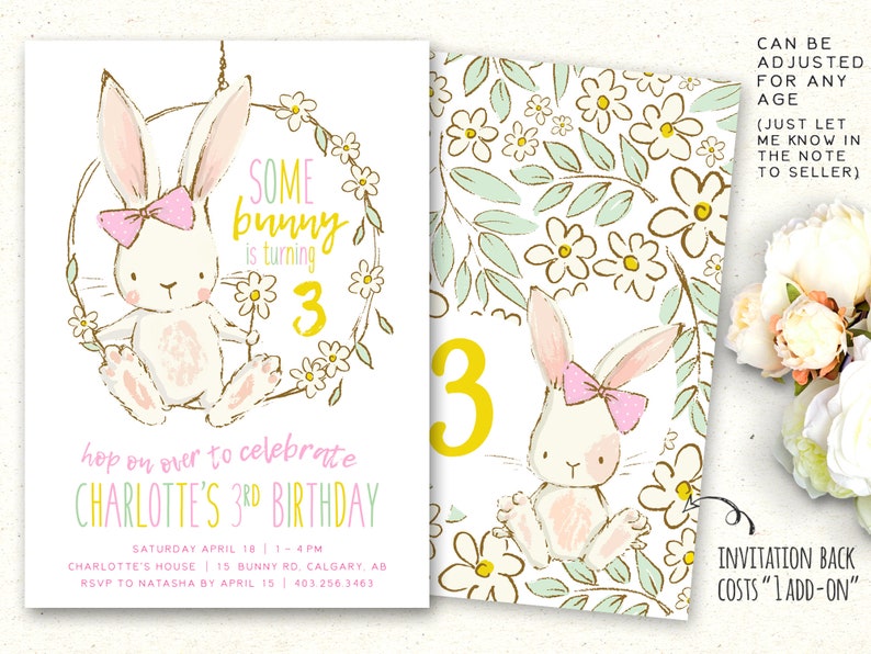 Op de afbeelding: Een printbare uitnodiging voor een 3e verjaardag met een schattig konijn met een roze strik. De uitnodiging heeft een bloemige achtergrond en de tekst "Some bunny is turning 3" en "Hop on over to celebrate Charlotte's 3rd Birthday".