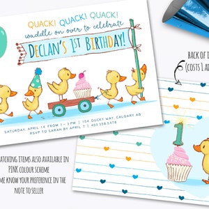 Może przedstawiać: Niebieskie i ż&oacute;łte zaproszenie na pierwsze urodziny z motywem kaczek. Zaproszenie zawiera baner z napisem "Quack! Quack! Quack! Waddle on over to celebrate Declan's 1st Birthday!" oraz grupę kaczek ciągnących w&oacute;z z babeczką. Tył zaproszenia ma niebiesko-ż&oacute;łty pasiasty wz&oacute;r z sercami i pojedynczą kaczkę trzymającą babeczkę z numerem jeden na g&oacute;rze.