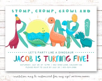 Pode incluir: Um convite de festa de aniversário com tema de dinossauros colorido com o texto "STOMP, CHOMP, GROWL AND" e "JACOB IS TURNING FIVE!" O convite apresenta uma variedade de dinossauros em diferentes cores, incluindo vermelho, laranja, verde e azul. O convite também inclui a data e hora da festa, bem como o endereço e as informações de RSVP.