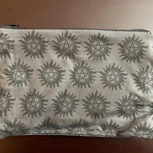 Bolsa con cremallera inspirada en lo sobrenatural.