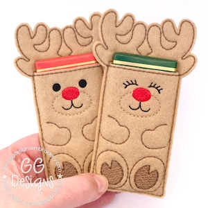 Op de afbeelding: Twee vilten rendier-cadeauhouders met geborduurde gezichten. Eén rendier heeft een rode chocolade reep erin en de andere een groene chocolade reep. De rendieren zijn bruin met zwarte ogen en rode neuzen.