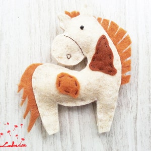 Adorno de caballo salvaje, Adorno de fieltro, Adorno animal, Adorno de bosque, Decoración, Regalo de cumpleaños, Regalo personalizado, Caballo hecho a mano, Percha