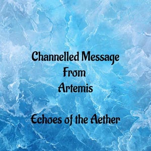 Op de afbeelding: Een digitale afbeelding met een getextureerde, ijsblauwe achtergrond met kristallijne patronen. Gecentreerde zwarte tekst luidt: Channelled Message From Artemis, gevolgd door de tekst: Echoes of the Aether in een donker decoratief lettertype.