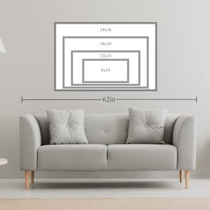 Puede incluir: Una representaci&oacute;n visual de diferentes tama&ntilde;os de obras de arte enmarcadas, con medidas en pulgadas, que se muestran en una pared sobre un sof&aacute; gris. El marco m&aacute;s grande es de 24x36 pulgadas, el siguiente es de 18x30 pulgadas, luego de 12x24 pulgadas y el m&aacute;s peque&ntilde;o es de 8x16 pulgadas. El sof&aacute; tiene 62 pulgadas de ancho.