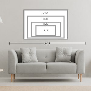 Puede incluir: Una representaci&oacute;n visual de diferentes tama&ntilde;os de obras de arte enmarcadas, con medidas en pulgadas, que se muestran en una pared sobre un sof&aacute; gris. El marco m&aacute;s grande es de 24x36 pulgadas, el siguiente es de 18x30 pulgadas, luego de 12x24 pulgadas y el m&aacute;s peque&ntilde;o es de 8x16 pulgadas. El sof&aacute; tiene 62 pulgadas de ancho.