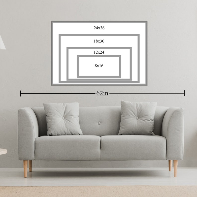 Puede incluir: Una representaci&oacute;n visual de diferentes tama&ntilde;os de obras de arte enmarcadas, con medidas en pulgadas, que se muestran en una pared sobre un sof&aacute; gris. El marco m&aacute;s grande es de 24x36 pulgadas, el siguiente es de 18x30 pulgadas, luego de 12x24 pulgadas y el m&aacute;s peque&ntilde;o es de 8x16 pulgadas. El sof&aacute; tiene 62 pulgadas de ancho.
