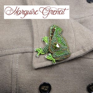 Designer brooch embroidered green tree frog in Swarovski crystal image 2