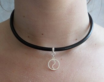 Collier ras du cou argent et cuir noir breloque yin et yang unisexe