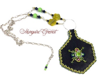 Collier pendentif créateur brodé, bleu marine vert anis jaune citron fuchsia, cuir argent cristal Swarovski