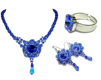 Parure brodée créateur cristal Swarovski bleu saphir collier boucles d'oreilles bague