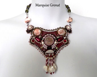 Collier plastron créateur brodé bordeaux beige kaki en argent, pierres fines grenat gemme jaspe nacre et coquillages