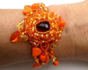 Bracelet brodé créateur orange jaune bronze baroque cristal verre laiton