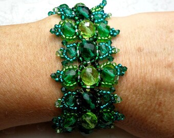 Bracelet créateur tissé de perles verre Bohème vert émeraude et péridot