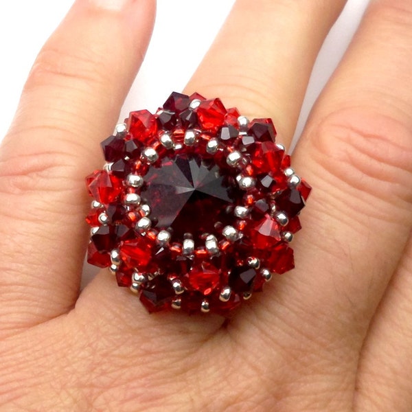 Bague brodée créateur rouge, anneau ajustable en argent, cristal Swarovski, esprit haute couture