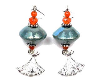 Boucles d'oreilles dormeuses boho chic feuilles ginko jade orange céramique bleue