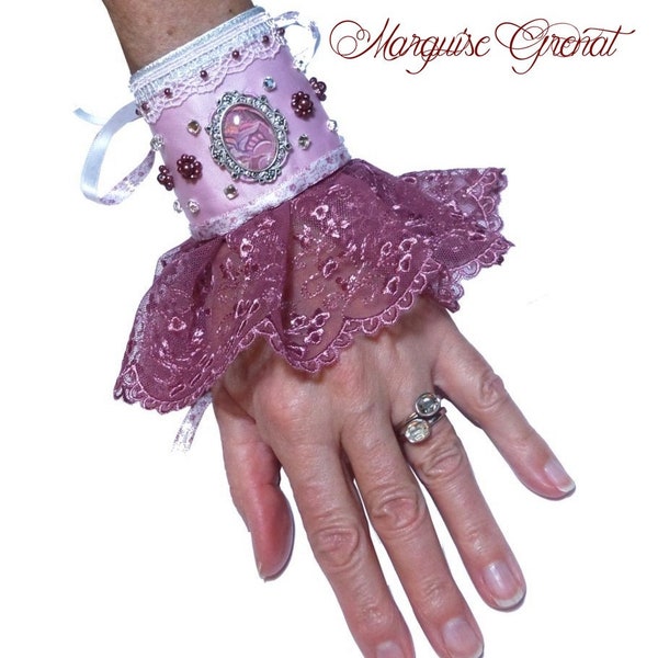 Bracelet manchette esprit haute couture baroque romantique en dentelle avec son écrin assorti