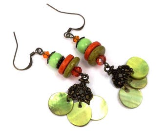 Boucles d'oreilles bohèmes gipsy vert orange laiton bronze, sequins nacre, céramique à chandeliers