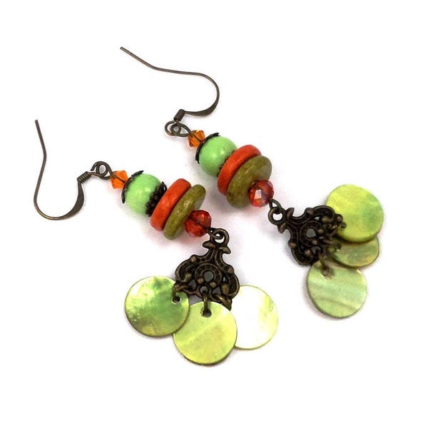 Boucles d'oreilles bohèmes gipsy vert orange laiton bronze, sequins nacre, céramique à chandeliers