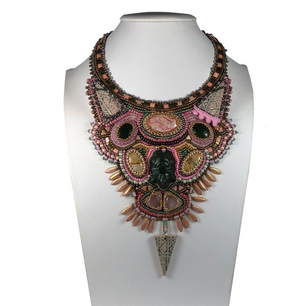 Collier plastron brodé créateur ethnique tribal Inca vert et rose pierres gemme verre plaqué or