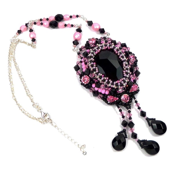 Collier créateur pendentif brodé noir et rose, argent, cristal Swarovski, verre Bohème, glamour chic