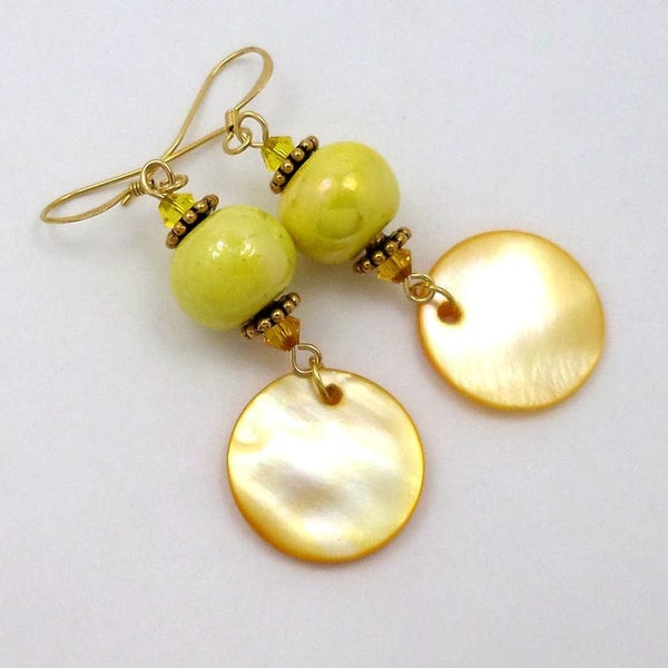 Boucles d'oreilles bohèmes jaunes dorées, céramique, cristal Swarovski, nacre, laiton