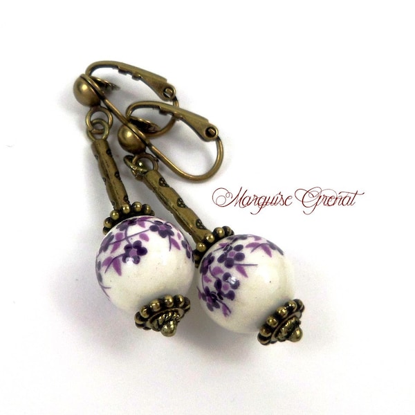 Clips d'oreilles bohèmes, laiton bronze perles en céramique à fleurs violettes sur fond blanc