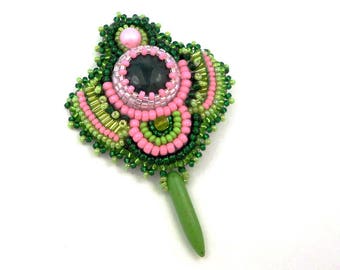 Broche brodée créateur verte et rose style ethnique